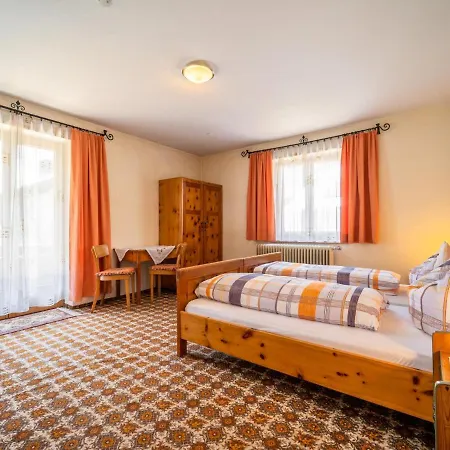 Tiroler Gaestehaus 齐勒河谷采尔