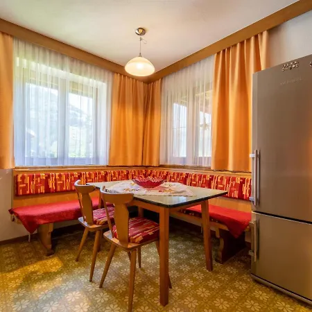 Tiroler Gaestehaus * 齐勒河谷采尔