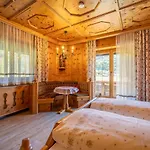 Tiroler Gaestehaus بيت للعطل *